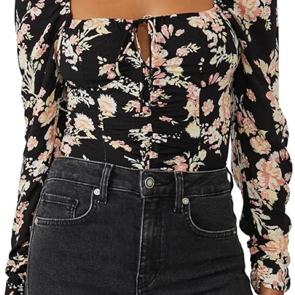 Free People Hilary Smocked Floral Top/Ruched Sleeve/NWT M - Picture 3 of 9